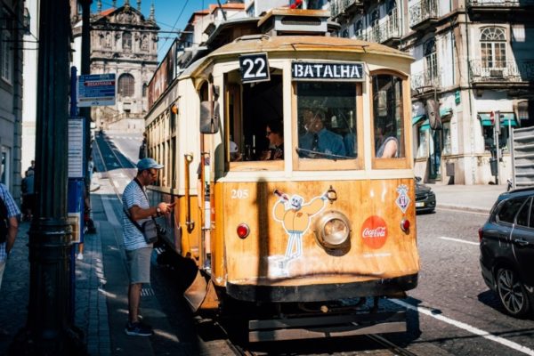 Porto - Portugal. (Photo by Ricardo Resende on Unsplash) PUBLICIDADE FACEBOOK TWITTER Nos últimos cinco anos foram registradas 97 novas igrejas em Portugal, o que daria uma média superior a uma igreja por mês, segundo dados do Ministério da Justiça daquele país. Hoje os evangélicos são a minoria religiosa que mais cresce em Portugal, país de maioria católica, mas que também tem visto o ateísmo crescer de forma acelerada, chegando a ser a opção de 35% da população. PUBLICIDADE Leia mais... Evangélicos não se arrependem de votar em Bolsonaro e esperam melhora da economia Número de não religiosos é igual ao de evangélicos nos EUA, diz pesquisa Evangélicos são os que mais confiam em Bolsonaro, indica pesquisa Método apresenta solução definitiva para o vício em pornografia A maioria das novas igrejas são evangélicas, comunidades que nascem em células e que buscam se registrar para ter direito ao que a lei portuguesa oferece. Nos últimos 15 anos foram 853 novas igrejas abertas no país europeu de acordo com o jornal Expresso. “A diversificação religiosa está a fazer o seu caminho em Portugal. Mas não devemos olhar para este número de registos como sinal de grande diversidade porque cerca de 90% são Igrejas evangélicas”, declarou Alfredo Teixeira, professor da Universidade Católica e autor de vários estudos sobre a evolução das identidades religiosas em Portugal. FACEBOOK TWITTER PUBLICIDADE Receba nossas notícias e colunas diretamente no seu WhatsApp. Clique aqui e entre no grupo Gospel Prime! RELACIONADOSEVANGÉLICOSPORTUGAL COMENTÁRIOS LEIA MAIS INTERNACIONAL 19 horas atrás Irã diz ter direito de executar homossexuais por “valores morais”As mortes são em público como forma de reprimir a população INTERNACIONAL 2 dias atrás Bispa da Suécia diz que tem “mais em comum com muçulmanos do que cristãos de direita”Igreja da Suécia, ligada à Igreja Luterana, tem aberto suas portas para que muçulmanos possam fazer suas orações INTERNACIONAL 6 dias atrás Maduro é acusado de pagar por sacrifícios humanos em CubaDitador venezuelano seria devoto de Santería. CURSOS6 horas atrásDescubra o passo a passo para realizar o seu sonho de tocar teclado em até 30 diasClique aqui e assista as aulas grátis! INTERNACIONAL 1 semana atrás Escassez de comida leva a longas filas e desespero em CubaIlha enfrenta uma escassez generalizada de alimentos e produtos de higiene. INTERNACIONAL 1 semana atrás Nicolás Maduro diz que é cristão e que ora todos os diasEntrevista vazada acabou com ameaças e autoritarismo do ditador venezuelano. INTERNACIONAL 2 semanas atrás Venezuela assume Conferência de Desarmamento da ONUEUA, Brasil e países do Grupo de Lima abandonaram o fórum em protesto.