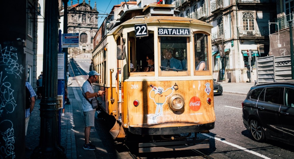 Porto - Portugal. (Photo by Ricardo Resende on Unsplash) PUBLICIDADE FACEBOOK TWITTER Nos últimos cinco anos foram registradas 97 novas igrejas em Portugal, o que daria uma média superior a uma igreja por mês, segundo dados do Ministério da Justiça daquele país. Hoje os evangélicos são a minoria religiosa que mais cresce em Portugal, país de maioria católica, mas que também tem visto o ateísmo crescer de forma acelerada, chegando a ser a opção de 35% da população. PUBLICIDADE Leia mais... Evangélicos não se arrependem de votar em Bolsonaro e esperam melhora da economia Número de não religiosos é igual ao de evangélicos nos EUA, diz pesquisa Evangélicos são os que mais confiam em Bolsonaro, indica pesquisa Método apresenta solução definitiva para o vício em pornografia A maioria das novas igrejas são evangélicas, comunidades que nascem em células e que buscam se registrar para ter direito ao que a lei portuguesa oferece. Nos últimos 15 anos foram 853 novas igrejas abertas no país europeu de acordo com o jornal Expresso. “A diversificação religiosa está a fazer o seu caminho em Portugal. Mas não devemos olhar para este número de registos como sinal de grande diversidade porque cerca de 90% são Igrejas evangélicas”, declarou Alfredo Teixeira, professor da Universidade Católica e autor de vários estudos sobre a evolução das identidades religiosas em Portugal. FACEBOOK TWITTER PUBLICIDADE Receba nossas notícias e colunas diretamente no seu WhatsApp. Clique aqui e entre no grupo Gospel Prime! RELACIONADOSEVANGÉLICOSPORTUGAL COMENTÁRIOS LEIA MAIS INTERNACIONAL 19 horas atrás Irã diz ter direito de executar homossexuais por “valores morais”As mortes são em público como forma de reprimir a população INTERNACIONAL 2 dias atrás Bispa da Suécia diz que tem “mais em comum com muçulmanos do que cristãos de direita”Igreja da Suécia, ligada à Igreja Luterana, tem aberto suas portas para que muçulmanos possam fazer suas orações INTERNACIONAL 6 dias atrás Maduro é acusado de pagar por sacrifícios humanos em CubaDitador venezuelano seria devoto de Santería. CURSOS6 horas atrásDescubra o passo a passo para realizar o seu sonho de tocar teclado em até 30 diasClique aqui e assista as aulas grátis! INTERNACIONAL 1 semana atrás Escassez de comida leva a longas filas e desespero em CubaIlha enfrenta uma escassez generalizada de alimentos e produtos de higiene. INTERNACIONAL 1 semana atrás Nicolás Maduro diz que é cristão e que ora todos os diasEntrevista vazada acabou com ameaças e autoritarismo do ditador venezuelano. INTERNACIONAL 2 semanas atrás Venezuela assume Conferência de Desarmamento da ONUEUA, Brasil e países do Grupo de Lima abandonaram o fórum em protesto.